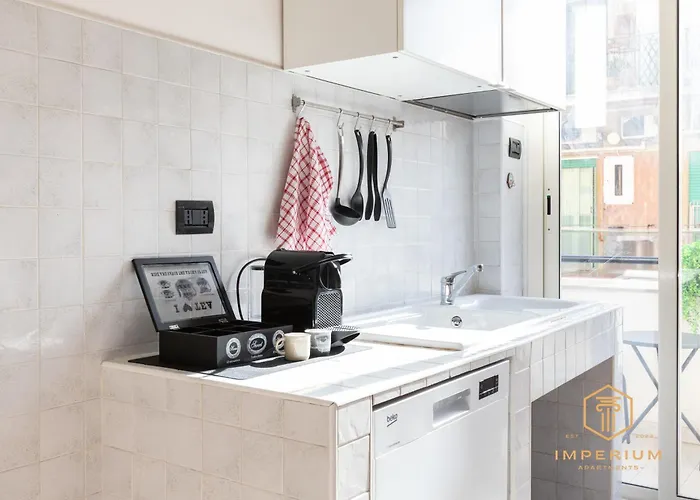 דירה Teano - 10min To Colosseo, 100mt To Metro, A-c, 2 Bedrooms *